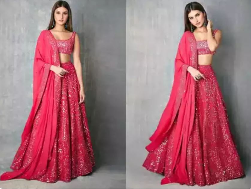 Tara made a strong case for this trend in a bright pink lehenga set. Going for a monotone look, Tara styled her heavy mirror-work lehenga with a matching blouse and plain bordered dupatta.